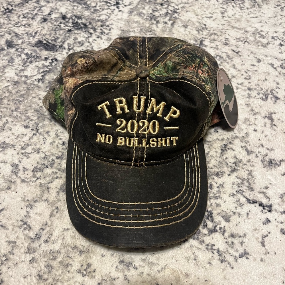 Trump 2020 camo mossy oak hat
The hat is new with tags never worn